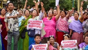 प्रदर्शनकारियों पर छोड़े गए आंसू गैस के गोले,